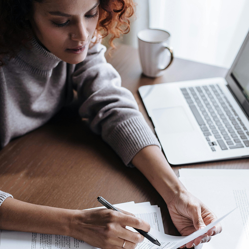 Frau erledigt am Laptop ihre Steuern online