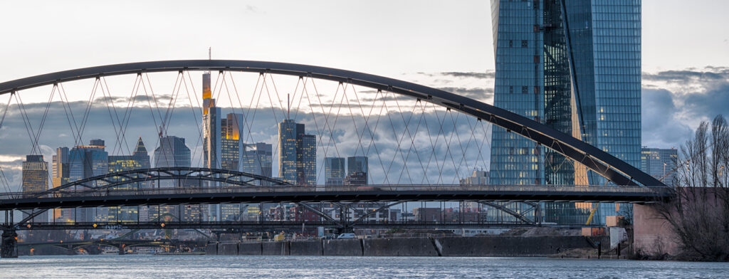 Frankfurt am Main Skyline mit Blick ber die Mainbrücken