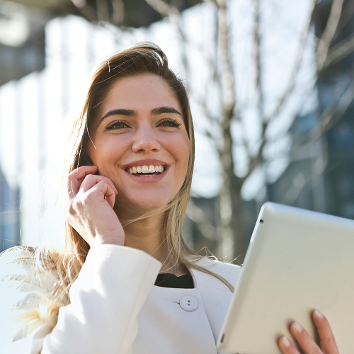 Lächelnde Business Frau hält Tablet in der Hand 