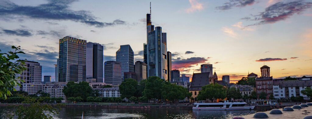Frankfurt am Main Skyline in der Abenddämmerung