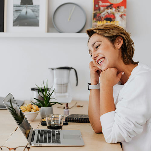Frau arbeitet am Laptop