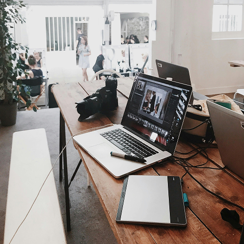 Laptops und Ausrüstung auf einem Arbeitstisch