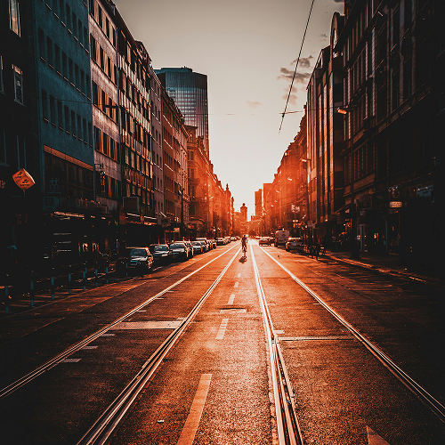 Straßenbahnschienen führen bis in den Sonnenuntergang