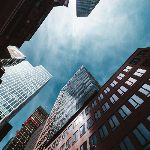 Blick in den Himmel zwischen Wolkenkratzern hindurch